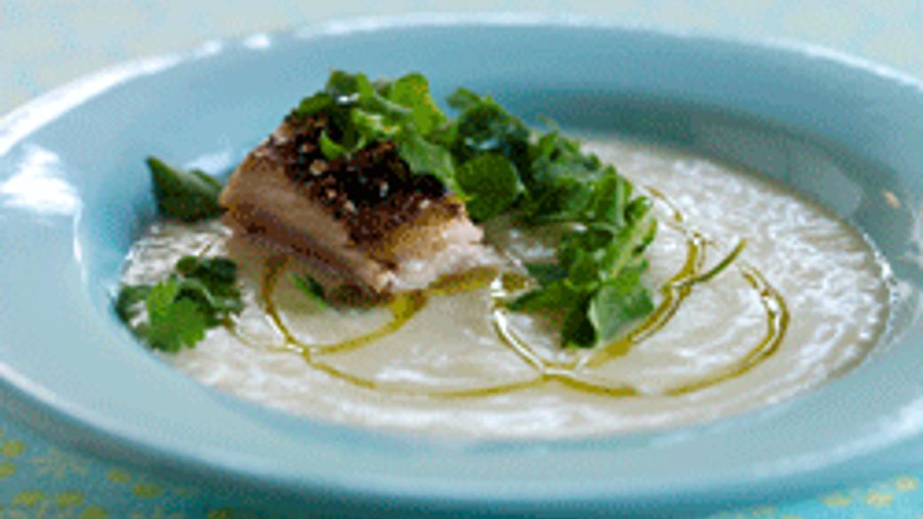 Kartoffelsuppe med trøffelolie og lidt laks
