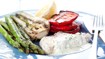 Grillet torsk med fennikel, krydderurtecreme, grønne asparges og peberfrugt - thumbnail