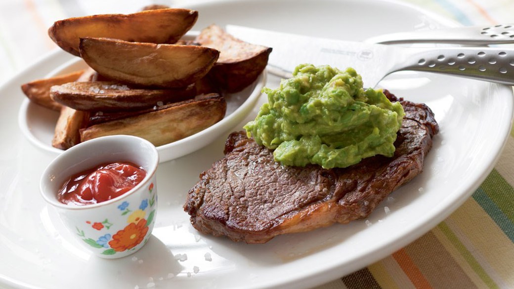 En god bøf med hjemmelavede grove fritter og avocado-ærtedip