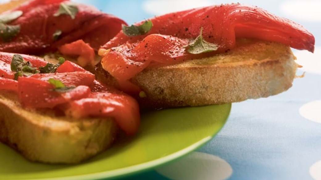 Bruschetta med grillede peberfrugter og maste tomater