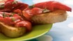 Bruschetta med grillede peberfrugter og maste tomater - thumbnail