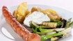 Grillpølse med knuste kartofler, forårsløg, squash og skyrcreme med hvidløg - thumbnail