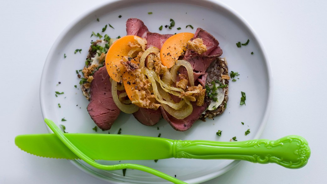 Roastbeef med abrikos og to slags løg