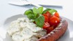 Grillpølser med kold kartoffelsalat, tomater og basilikum - thumbnail