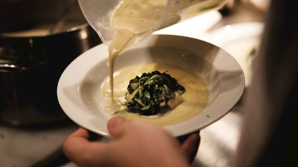 Jordskoksuppe med jomfruhummer og stegt salat