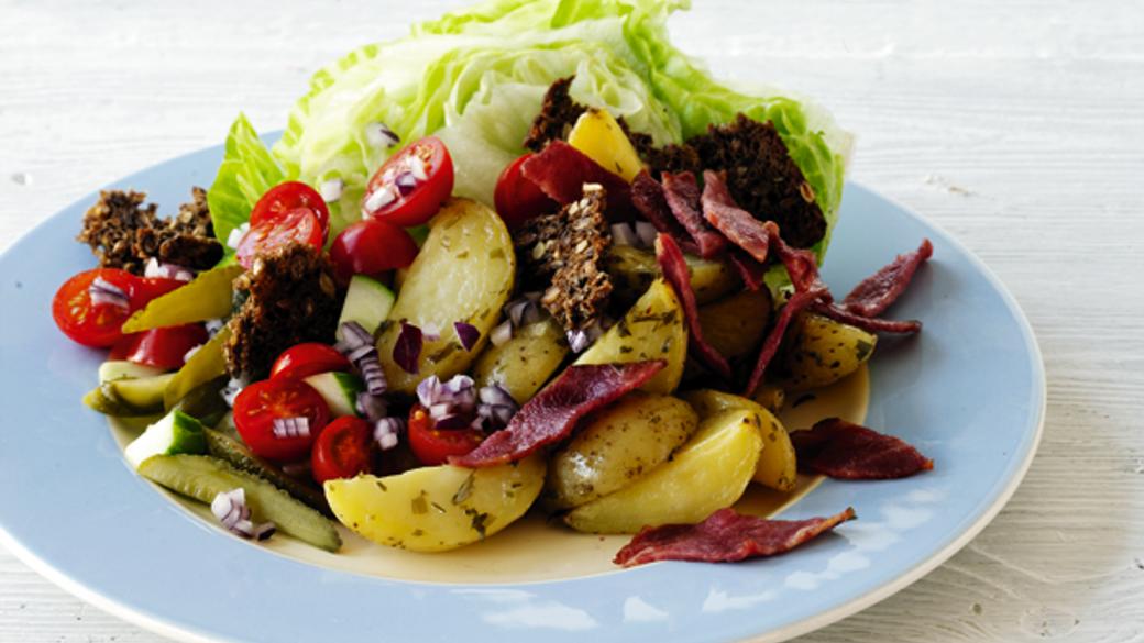 Burgersalat med bagte kartoffelbåde og grove croutoner