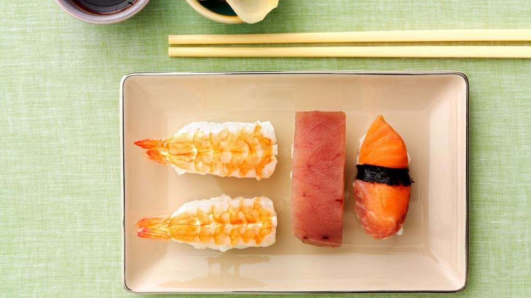Nigiri sushi med laks, tun og tigerrejer
