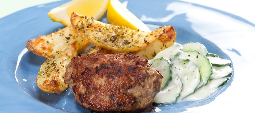 Græske frikadeller med krydrede kartofler og tzatziki