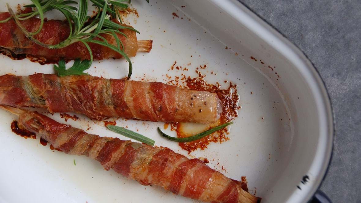 Skorzonerrødder bagt i bacon og rosmarin