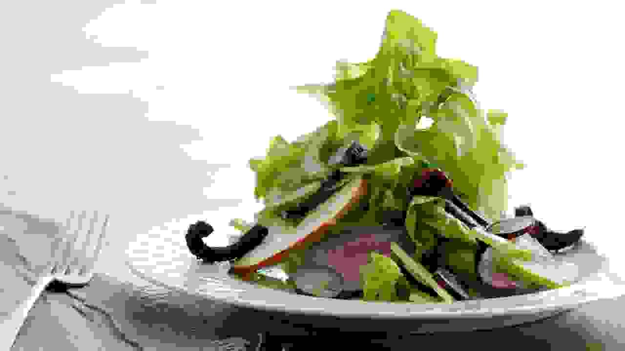 Salat a la Waldorf med and og sprødt skind- se opskriften her