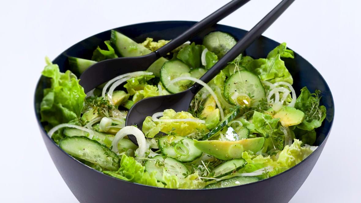 Grøn salat med agurk, avocado, løg og karse