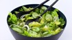Grøn salat med agurk, avocado, løg og karse - thumbnail