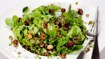 Grøn salat med grønne linser, broccoli og hasselnødder - thumbnail