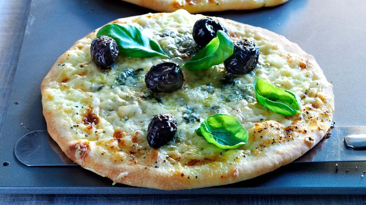 Pizza bianca med blå kornblomst og Vesterhavsost