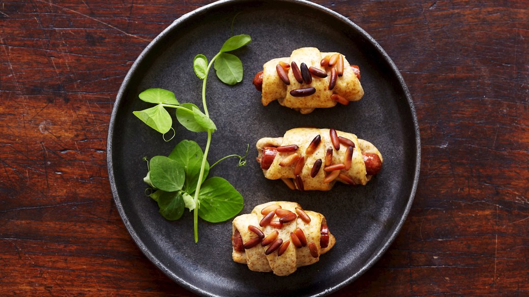 Pølsehorn med snackpølser og pinjekerner
