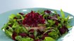 Hakkebøf i svøb med rucola og to slags rødbeder - thumbnail