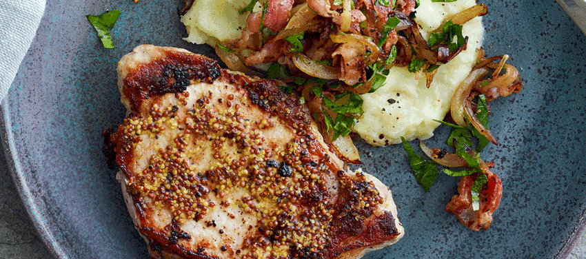 Svinekoteletter stegt med grov sennep, bacon og løg