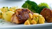 Laksefrikadeller med hjemmelavet remoulade - thumbnail