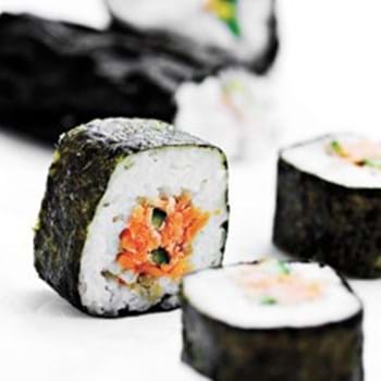 hektar placere forhåndsvisning Nem sushi opskrift med wasabi, agurk, avocado og laks - se her