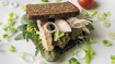 Rugbrødssandwich med røget makrel og pesto - thumbnail