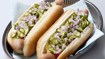 Hotdogs med agurkesalat og rødløg - thumbnail