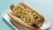 Hotdogs med blød og krydret kål - thumbnail