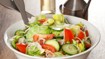 Icebergsalat med agurk, tomater og løg - thumbnail
