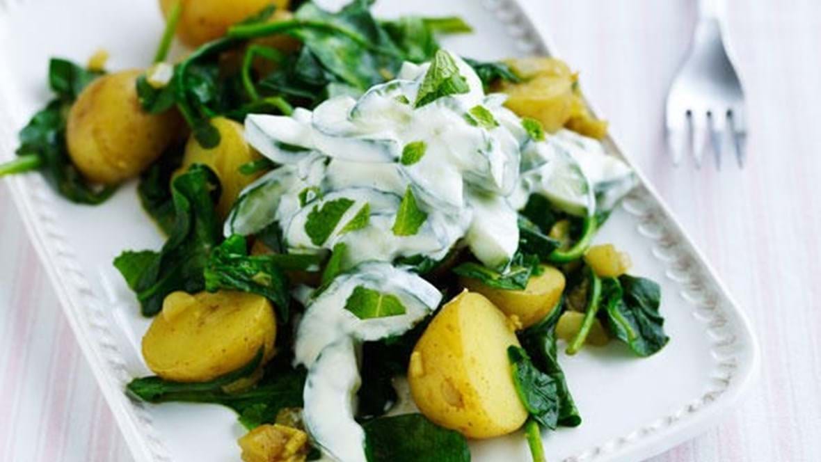 Kartoffel-spinatcurry med agurkeraita
