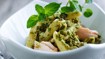 Pasta med rucola-pesto og varmrøget laks - thumbnail