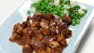 Kalveschnitzler i svampesauce med franske ærter - thumbnail