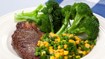 Kalvesteak med broccoli, ærter og majs - thumbnail