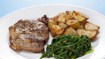 Kalvesteak med spinat med chili og ovnstegte kartoffeltern - thumbnail