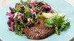 Kalvesteak og salat med mozzarella, friske krydderurter og syltede løg - thumbnail