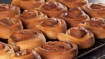 Kanelsnegle med smøreost, stødt kanel og puddersukker - thumbnail