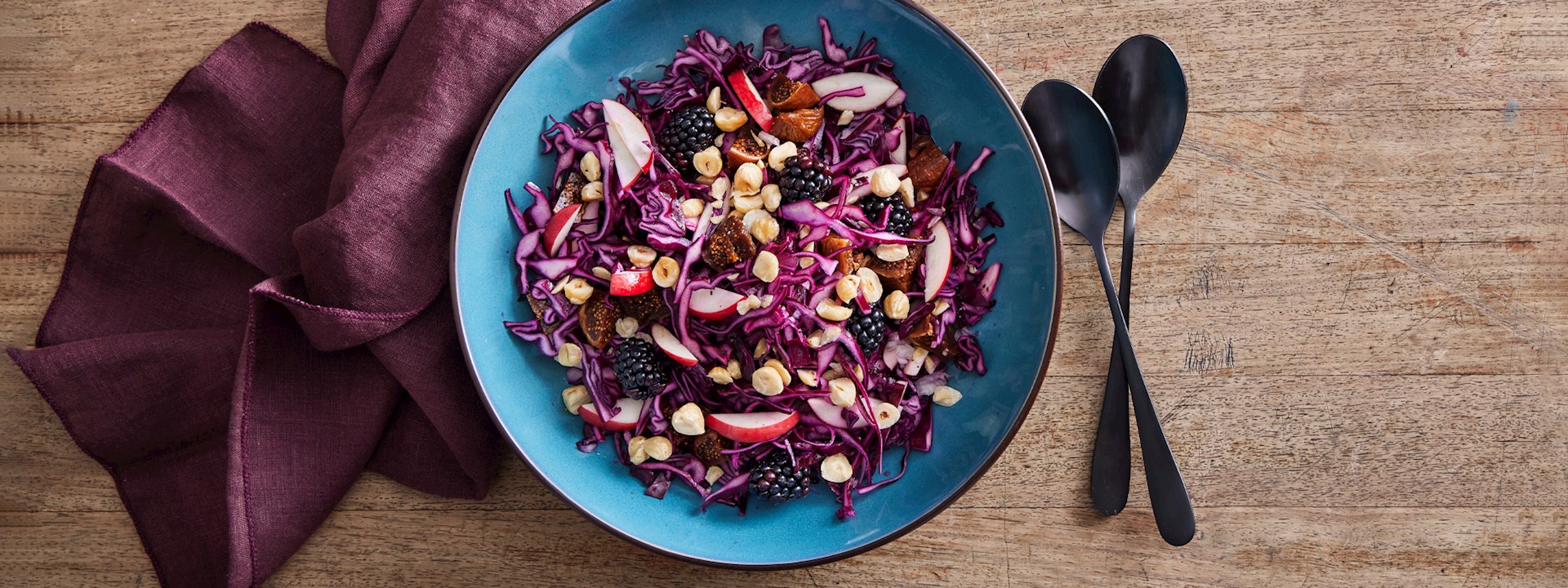 Rødkålssalat med frisk og tørret frugt
