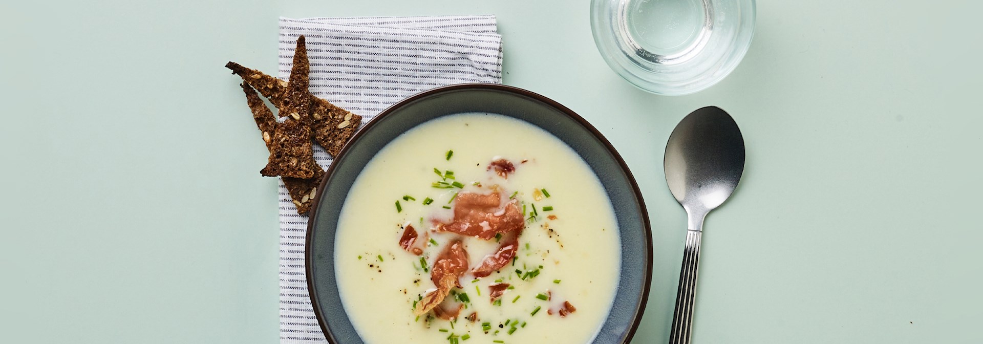Kartoffelsuppe med porre, sprød skinke og purløg