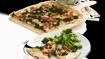 Kartoffelpizza med salat af broccoli med ansjoser og hvidløg - thumbnail