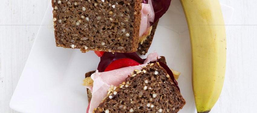 Rugbrød med humus og skinke