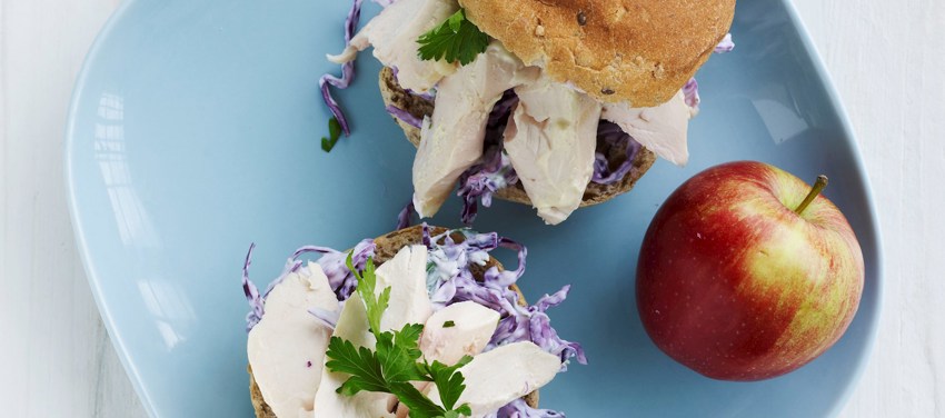 Fuldkornsbolle med kylling, rødkål og persilledressing