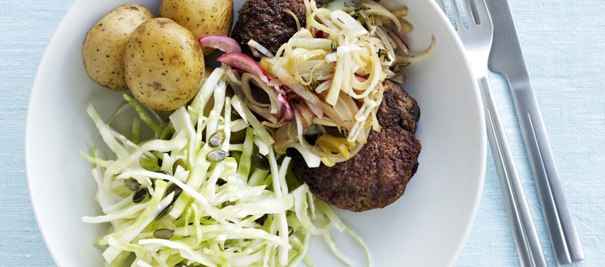 Kålsalat, løg med honning og hakkebøffer