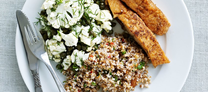 Blomkålssalat med bulgur og stegt laks