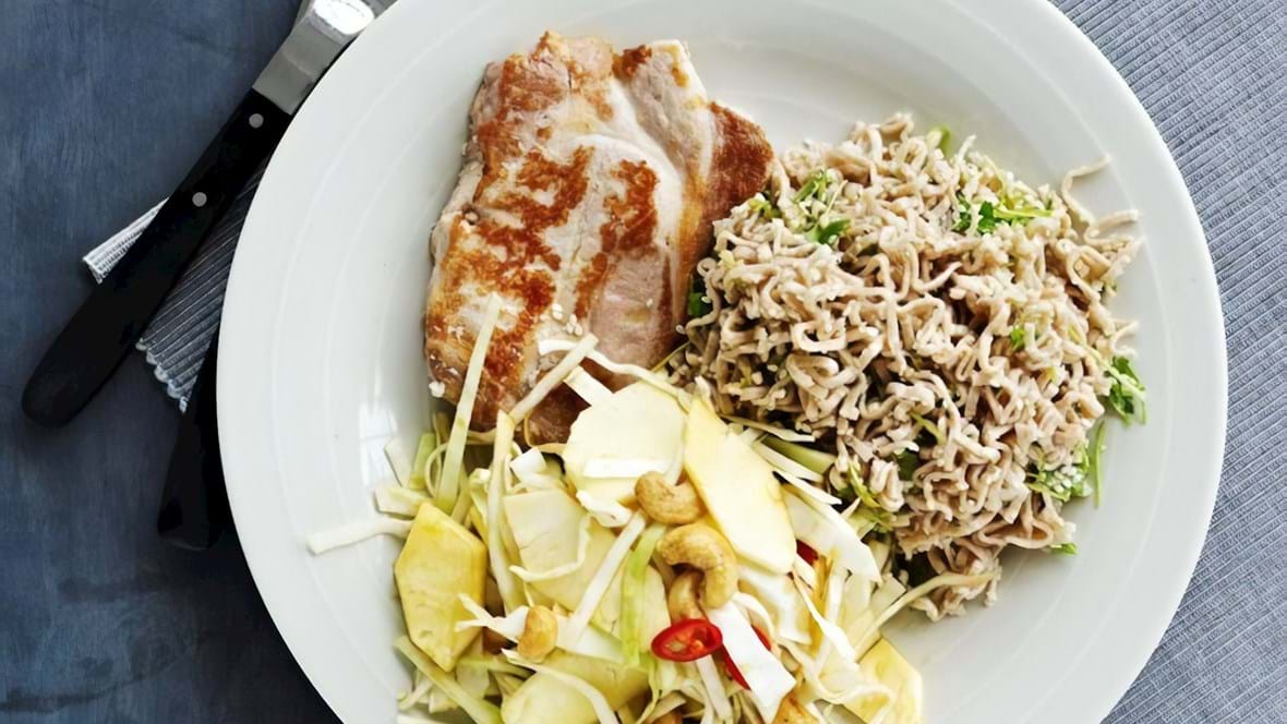 Thai inspireret kålsalat med fuldkornsnudler og koteletter