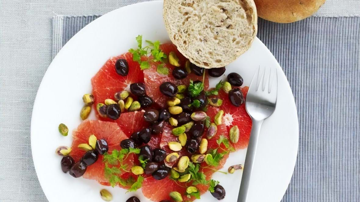 Salat med røde grapefrugter, pistacienødder og oliven