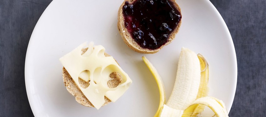 Fuldkornsbrød med ost og marmelade - børneportion