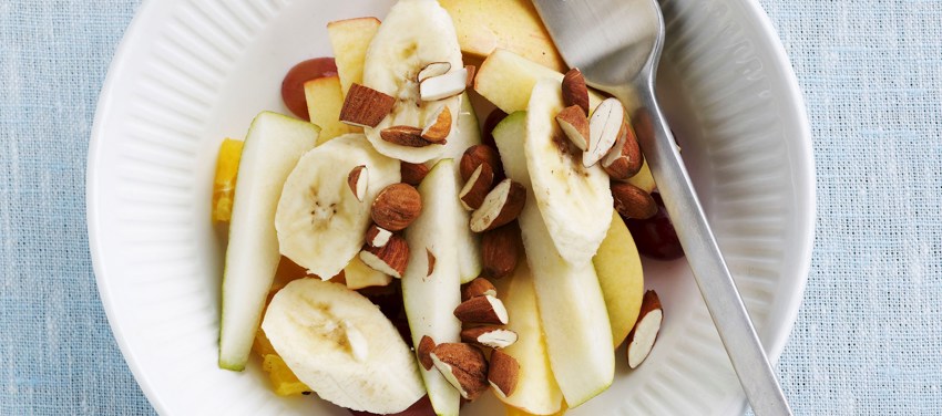 Frugtsalat med ristede mandler
