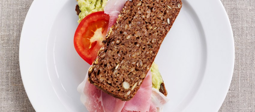 Rugbrødssandwich med avokado og skinke
