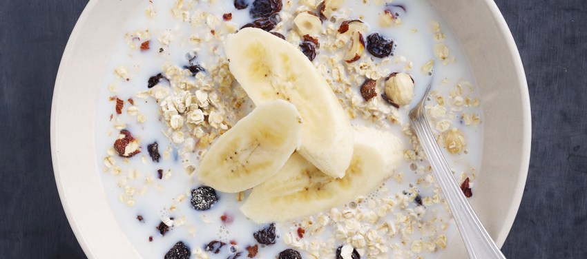 Havregryn med rosiner, hasselnødder og banan
