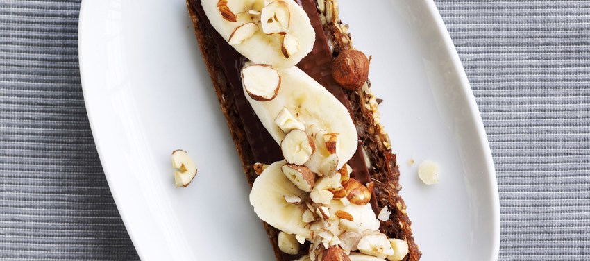 Rugbrød med pålægschokolade, banan og nødder