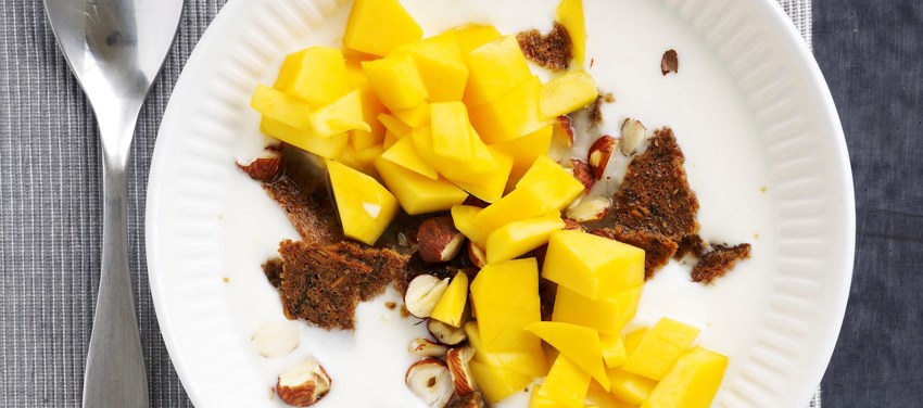Surmælksprodukt med ristet rugbrød og mango - børneportion