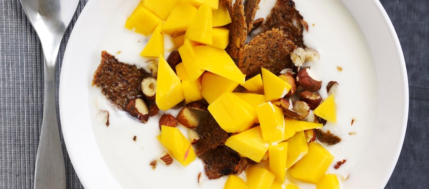 Surmælksprodukt med ristet rugbrød og mango